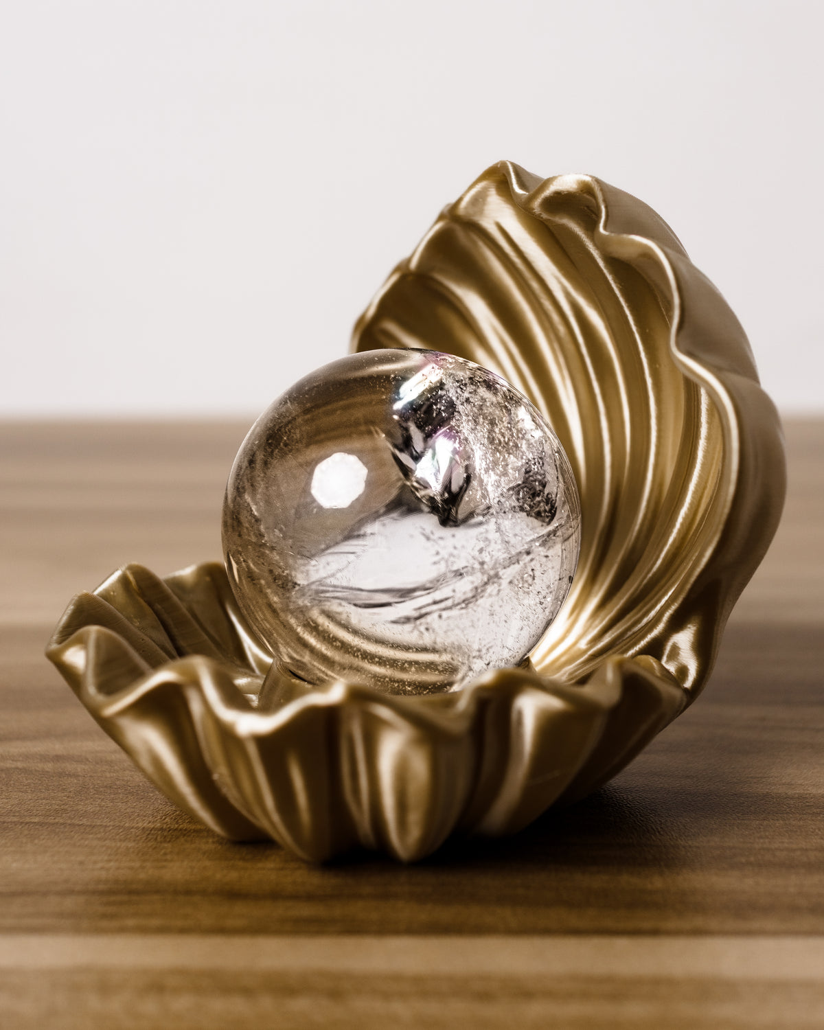 Clamshell Stand
