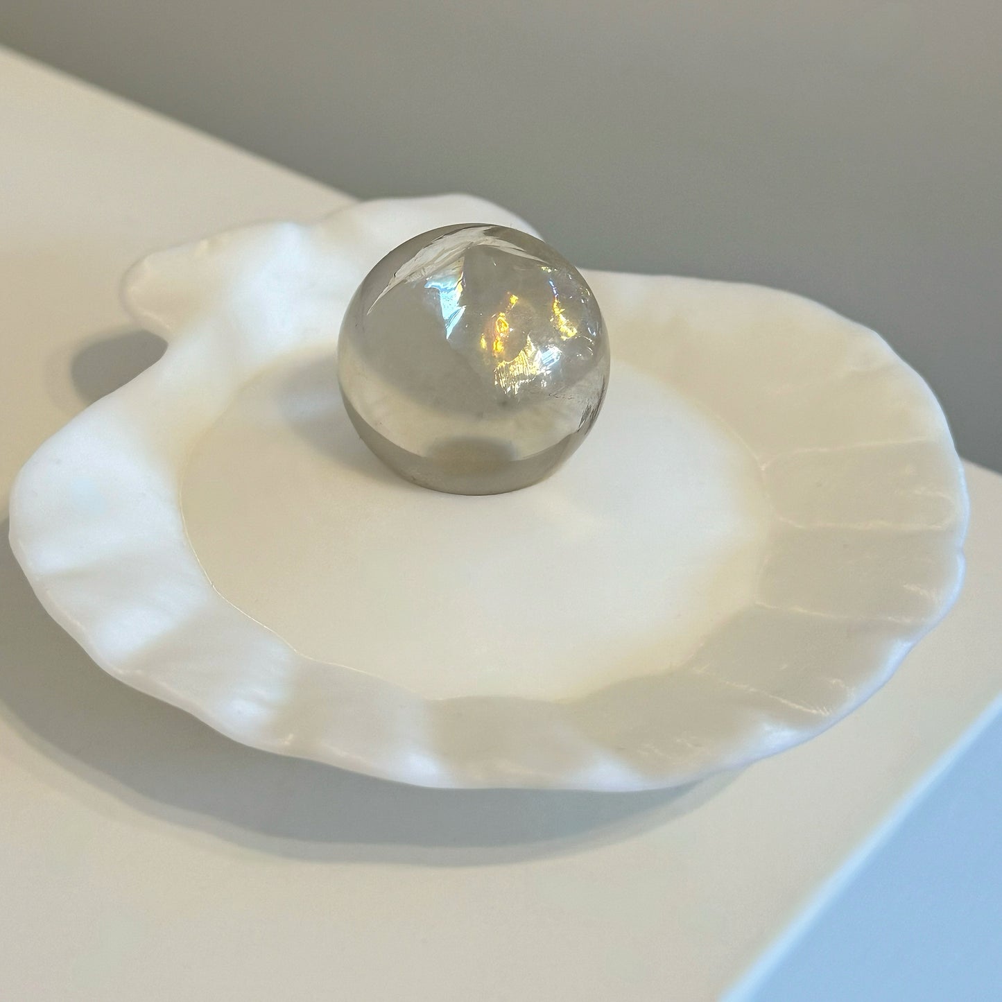 Clamshell Crystal Stand